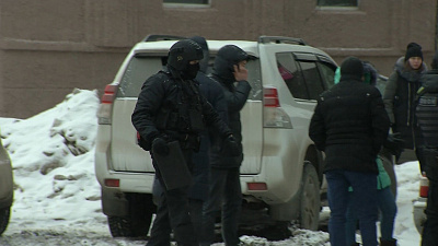 Сотрудники ОМОНа проводят «мероприятия» с торговцами валютой