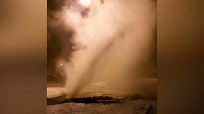 Фонтан кипятка бьет из земли на Первой пятилетке