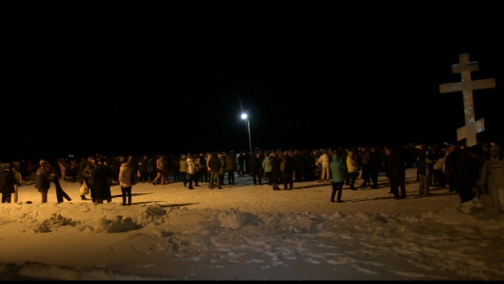 Искупались в проруби в крещенскую ночь