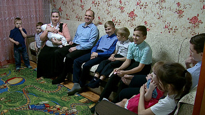 Мама, папа и 12 детей: многодетная семья живет в Челябинске