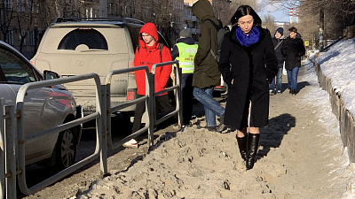 Наталья Котова поручила очистить тротуары от снежной каши