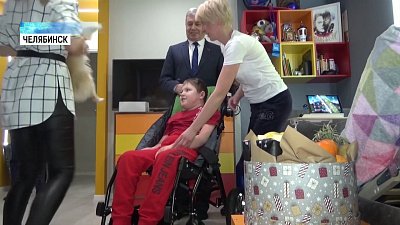 Парализованному Лёве подарили специальную коляску