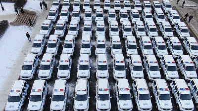 Парад машин с мигалками на Театральной площади