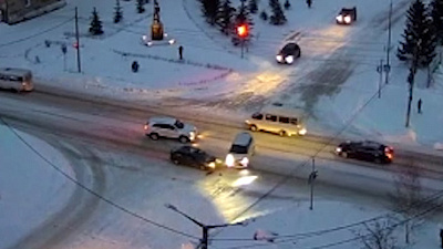 В Златоусте седан столкнулся с «праворульной» иномаркой