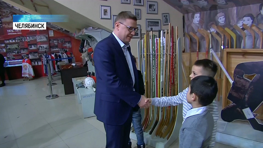 Губернатор подарил экипировку юным хоккеистам