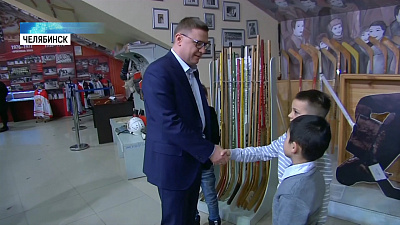 Губернатор подарил экипировку юным хоккеистам