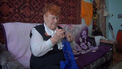 Тепло и особая энергетика: пенсионерка вяжет платки для бывших блокадников Тепло и особая энергетика: пенсионерка вяжет платки для бывших блокадников