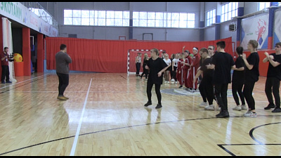 Студенты соревнуются в танцах