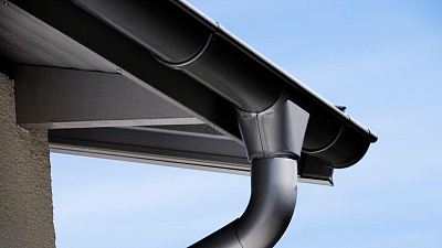 Какой водосток лучше: пластмассовый или металлический?