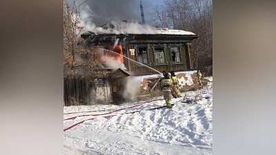 В Миассе вспыхнул двухэтажный дом