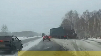 «Танцы» на дороге: фуру занесло на трассе