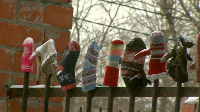 Варежки на заборе: выставка потеряшек Варежки на заборе: выставка потеряшек
