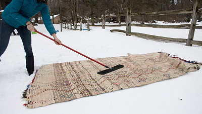 Как почистить ковер снегом