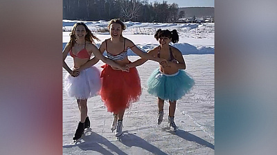 «Моржи Миасса» устроили горячую пляжную вечеринку на льду