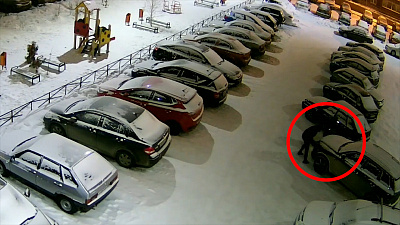 Хулиганы лишили фары дорогостоящую иномарку