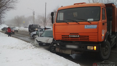 Непредсказуемый КамАЗ идёт на таран