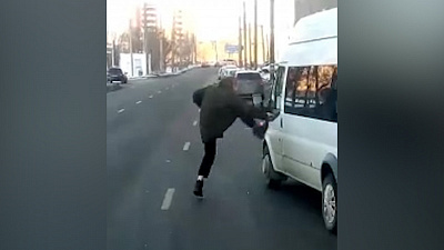 Драка водителя маршрутки и пассажира попала на видео