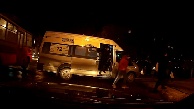 Водитель маршрутного такси высаживает челябинцев прямо на перекрестке