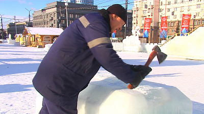 В Челябинске сносят фигуры в ледовом городке 