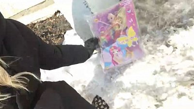 Жители Копейска несут игрушки к месту гибели маленькой девочки