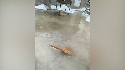 В Полетаево из-за коммунальной аварии топит жилой дом