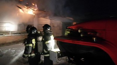 Появилось видео пожара на мебельном складе в Челябинске