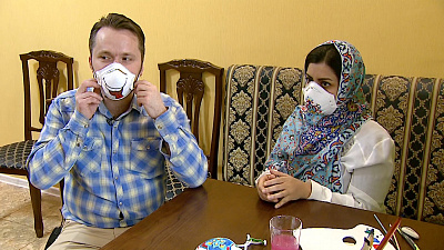 Стильная защита от эпидемии: художница расписывает респираторы в Челябинске