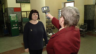 Сотрудники челябинского аэропорта проверяют температуру прибывшим пассажирам