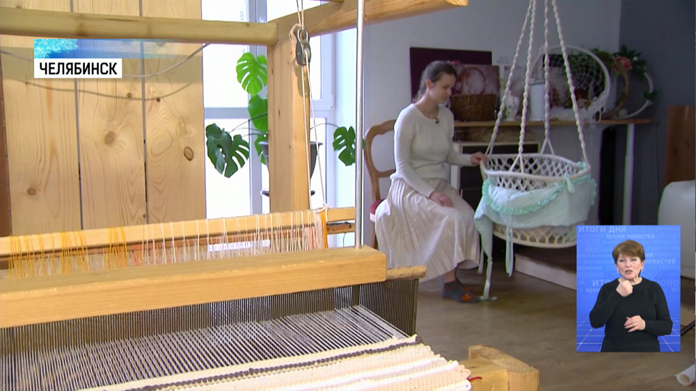 Челябинска создаёт этно-рюкзаки на ткацком станке