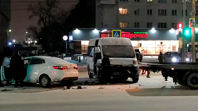 Легковушка столкнулась с маршруткой в Челябинске