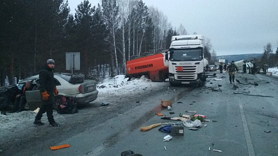 3 большегруза и легковой автомобиль столкнулись на трассе