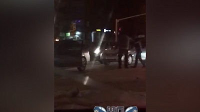 Челябинцы устроили драку прямо на проезжей части