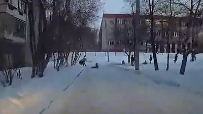 Дети, скатываясь с горки, пересекают проезжую часть 