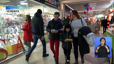 Южноуральские дети оплачивают покупки картами