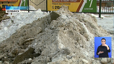 Улицы Челябинска убирают от снежных завалов