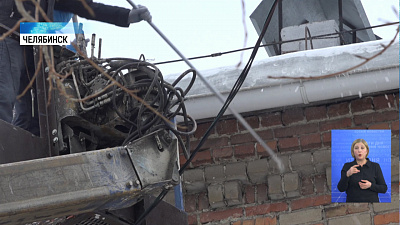 С сосульками борются в авральном режиме