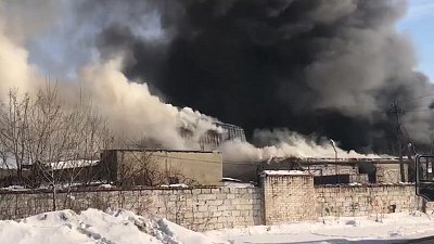 Крупный пожар в промзоне Челябинска