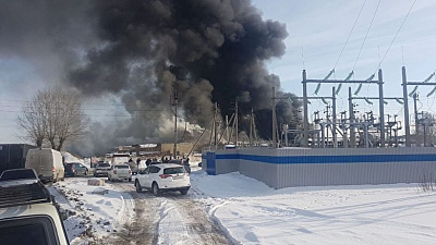 На Троицком тракте горит цех по производству пищевой пленки