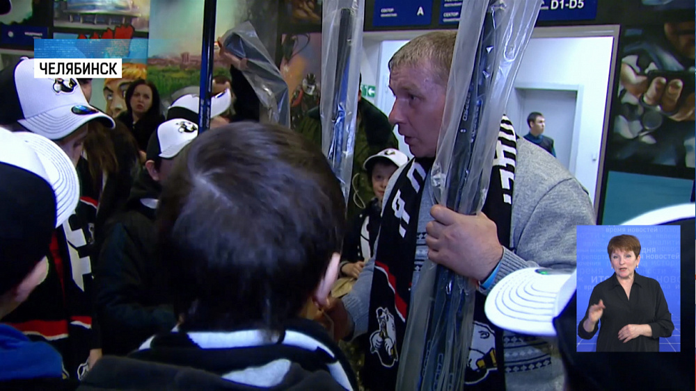  Юным хоккеистам из Уйского района подарили клюшки