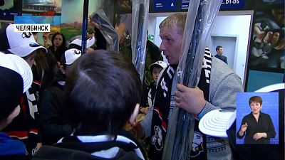  Юным хоккеистам из Уйского района подарили клюшки