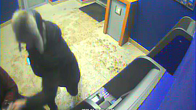 Грабитель вырвал деньги из рук женщины у банкомата