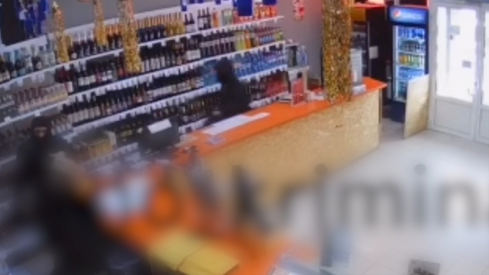 Два грабителя напали на продуктовый магазин