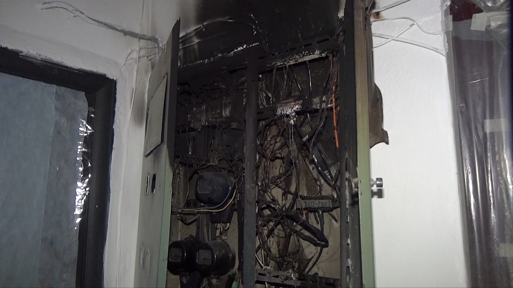 Электрощиток вспыхнул в многоэтажке Златоуста