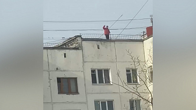 Подростки бросают мусор с крыши многоэтажки