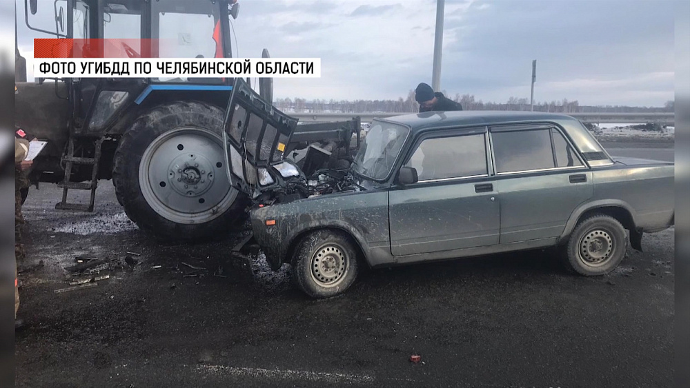Снегоуборочный трактор смял «ВАЗ» на трассе вблизи Чебаркуля
