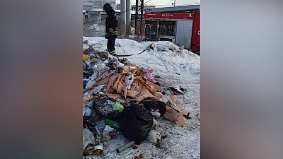 Мусоровозы работают с огоньком