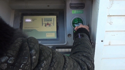 Мошенники заставили женщину отдать им крупную сумму