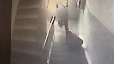 Грабитель нападает на старушку в подъезде
