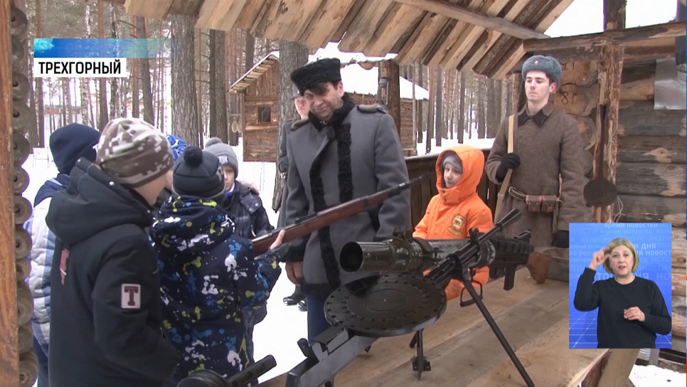 Школьникам показали партизанский быт