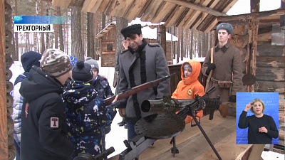 Школьникам показали партизанский быт